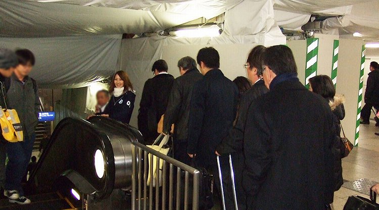 新大阪駅3Fからエスカレータで2Fへ