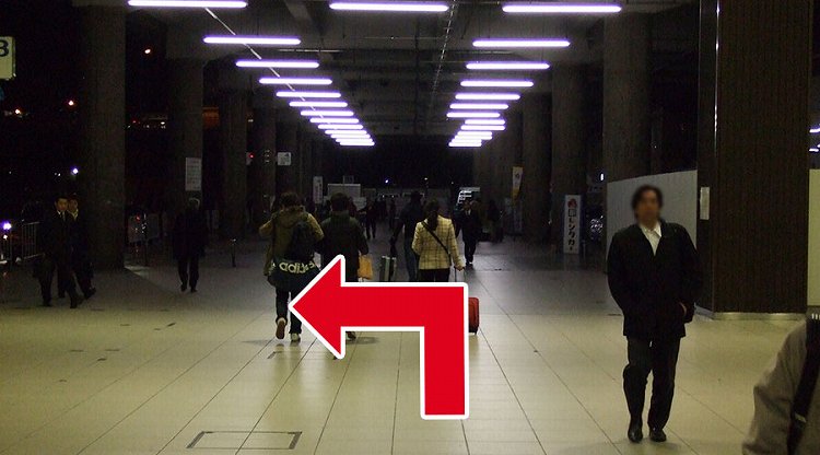 左手の横断歩道を渡る